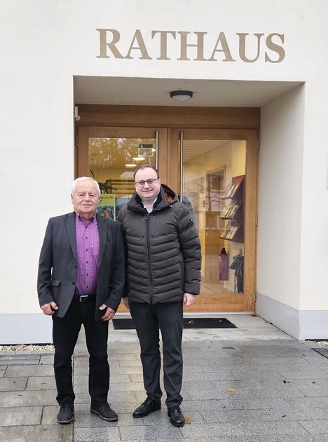 Foto (Stefanie Starke): Der Beutelsbacher Brgermeister Michael Diewald im Austausch mit MdL Stefan Meyer.