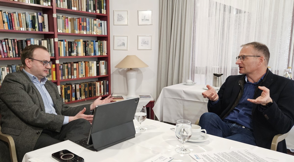 Foto (Stefanie Starke): (v. l.) MdL Stefan Meyer im Gesprch mit Michael Hisch, Sprecher der ARGE Heimleiter im Landkreis Passau zur Lage der Seniorenheime. 