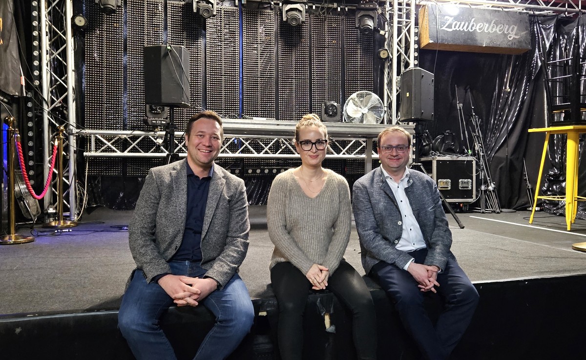  Foto (Stefanie Starke): (v. l.) MdL Josef Heisl, Veranstalterin Marlies Resch und MdL Stefan Meyer im Gesprch im Zauberberg Passau.