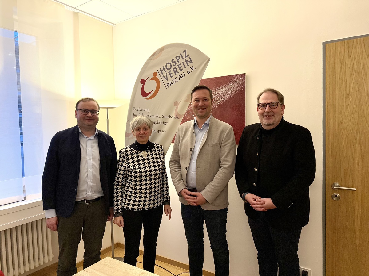 Foto (Laura Eigsperger): Stefan Meyer MdL, Sissy Geyer (1. Vorstandsvorsitzende Hospizverein), Josef Heisl MdL und Willy Kndlseder (2. Vorstandsvorsitzender Hospizverein).