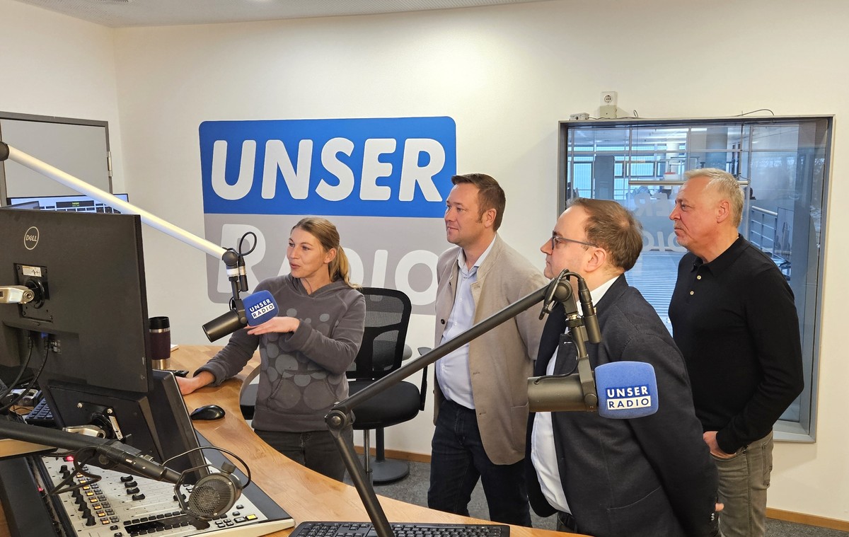 Foto (Stefanie Starke): (v. r.) UNSER RADIO-Geschftsfhrer Walter Berndl, MdL Stefan Meyer und MdL Josef Heisl im Sendestudio mit Moderatorin Simone Rieger. 